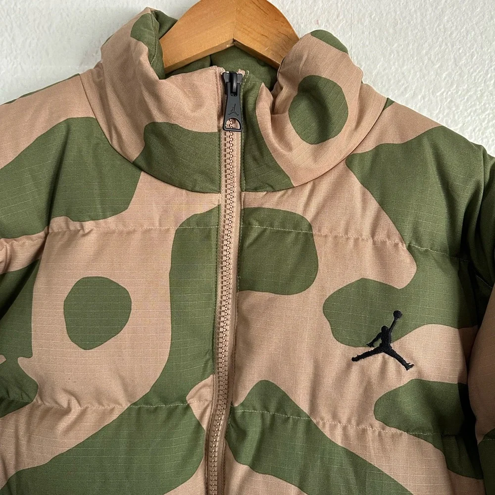 Nike Air Jordan Flight Camo Heritage Down Puffer Jacket FB6988-200 Size Medium